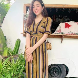 Đầm Họa Tiết Cổ V Đính Nút
