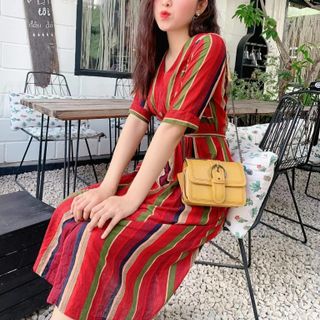 Đầm Họa Tiết Cổ V Đính Nút
