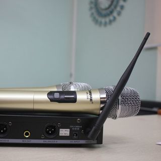 Micro không dây Karaoke  SHURE UR 368