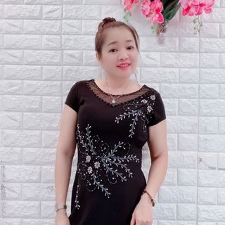 Đầm trung niên kết cườm