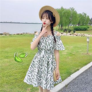 Đầm Rớt Vai Họa Tiết Lá