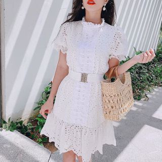 đầm ren cổ đứng