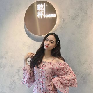 đầm hoa trễ vai tay xòe
