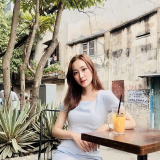 đầm xòe xẻ tà