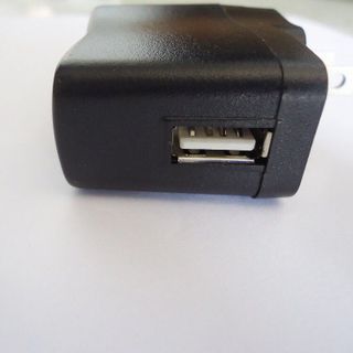 Củ sạc đen có led dùng cho máy nghe nhạc đài