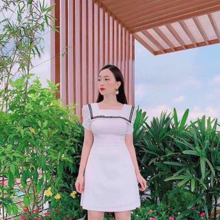 Đầm trắng cổ vuông