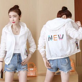 Áo khoác dù chữ thêu sau lưng