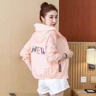 Áo khoác dù chữ thêu sau lưng