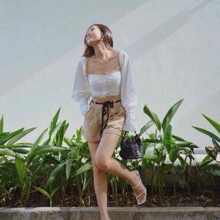 Áo crop trắng cổ vuông