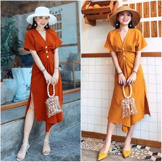 Đầm trơn cổ V đính nút