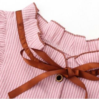 Bộ áo sơ mi cổ buộc nơ viền bèo mix với chân váy ngắn xếp ly