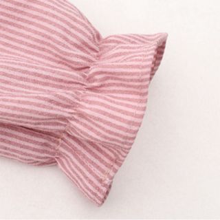 Bộ áo sơ mi cổ buộc nơ viền bèo mix với chân váy ngắn xếp ly