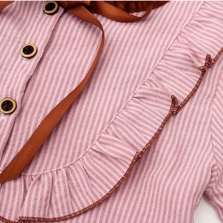 Bộ áo sơ mi cổ buộc nơ viền bèo mix với chân váy ngắn xếp ly