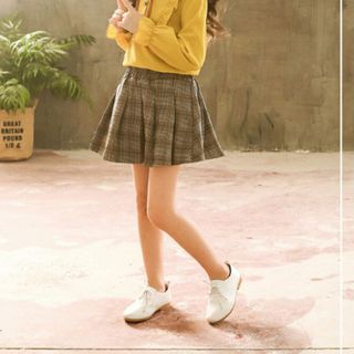 Bộ áo sơ mi cổ buộc nơ viền bèo mix với chân váy ngắn xếp ly