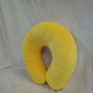 Gối chữ U kê cổ màu vàng