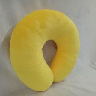 Gối chữ U kê cổ màu vàng