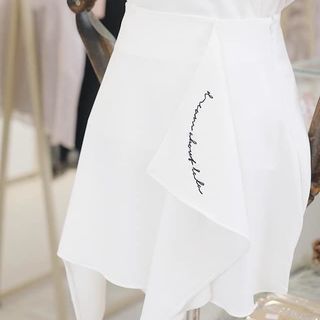 Đầm Thiết Kế Lệch Vai Thêu Chữ