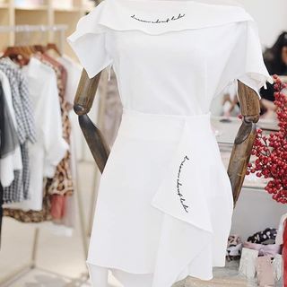 Đầm Thiết Kế Lệch Vai Thêu Chữ