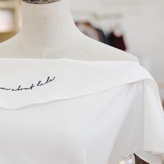 Đầm Thiết Kế Lệch Vai Thêu Chữ