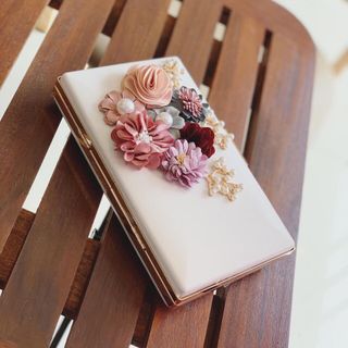 Có cầm tay đính hoa