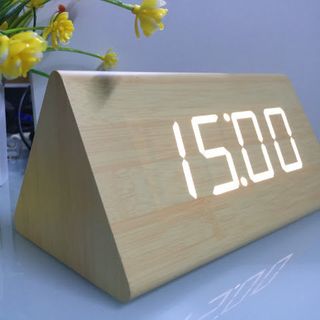 Đồng hồ Led gỗ để bàn - Hình tam giác Plus
