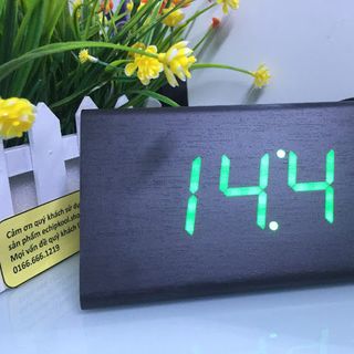 Đồng hồ Led gỗ để bàn - Hình tam giác Plus