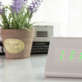 Đồng hồ để bàn led - Hình tam giác mini đẹp