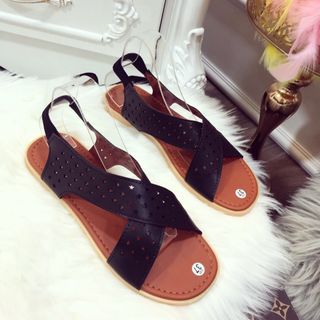 Giày sandal đục lo