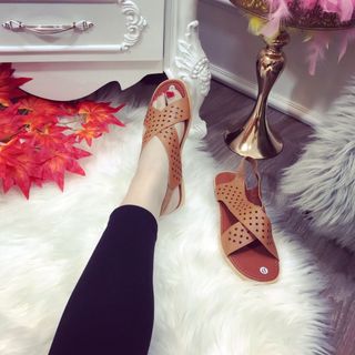 Giày sandal đục lo