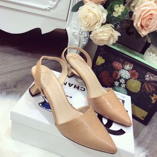 Giày sandal gót cách điệu