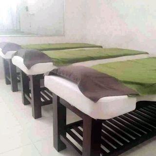 Giường massage ghế và kệ chậu
