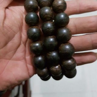 Vòng tay trầm hương sánh chìm nước