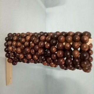 Vòng tay trầm hương sánh chìm nước