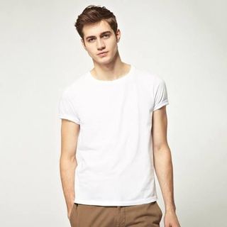 Áo thun trắng cổ tròn