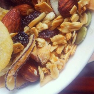 Yến mạch trái cây Granola Quaker