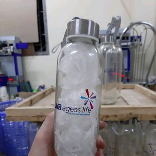 in bình nước thủy tinh có dây