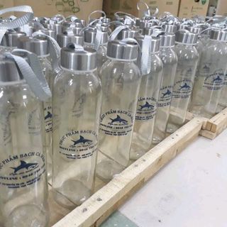 in bình nước thủy tinh có dây