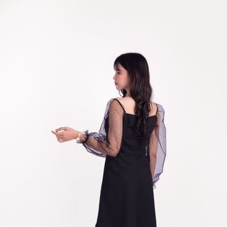Đầm bánh bèo đen phối tay ren bi