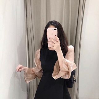 Đầm đen tay phối nude