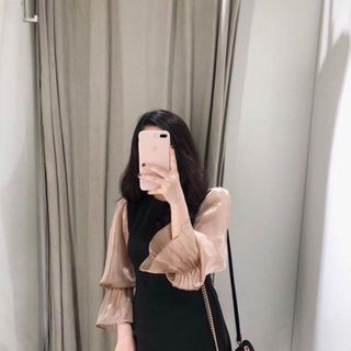 Đầm đen tay phối nude