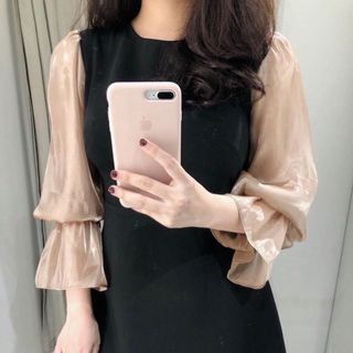 Đầm đen tay phối nude