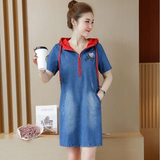 Đầm Jean Oversize Phối Nón Đỏ Thêu Hoa Hồng Cao Cấp - TP1297