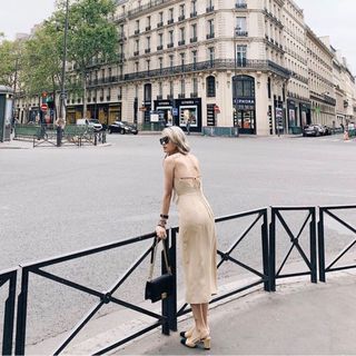 Đầm Nude hai dây nhúng cổ