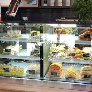 Tủ trưng bày bánh kem The Coffee House