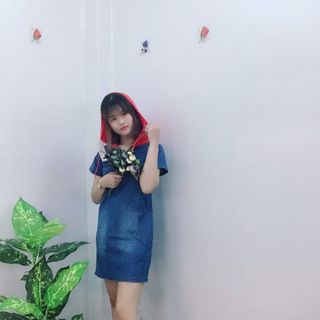 Đầm Jean Oversize Phối Nón Đỏ Thêu Hoa Hồng Cao Cấp - TP1297B
