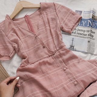 Đầm maxi hồng nút bọc