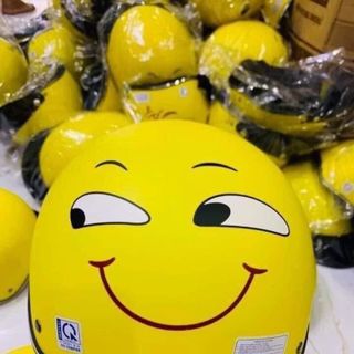 Nón bảo hiểm icon mặt cười màu vàng