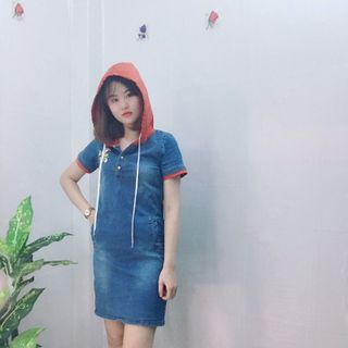 Đầm Jean Oversize Phối Nón Đỏ Thêu Hoa Hồng Cao Cấp - TP1297B