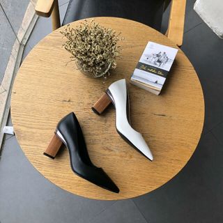 Giày bít cao gót 7p
Gót sơn vân gỗ sang chảnh
Lót mouse êm chân
Phom chuẩn ôm gọn chân