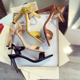 Giày sandal cao gót 8p vân gỗ
Màu đen kem vàng bò